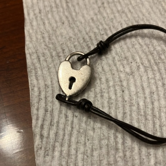 FOSSIL BRACELETT WITH HEART LOCK. BLACK CORD AND SILVER TRINKET. NWT - Picture 5 of 8